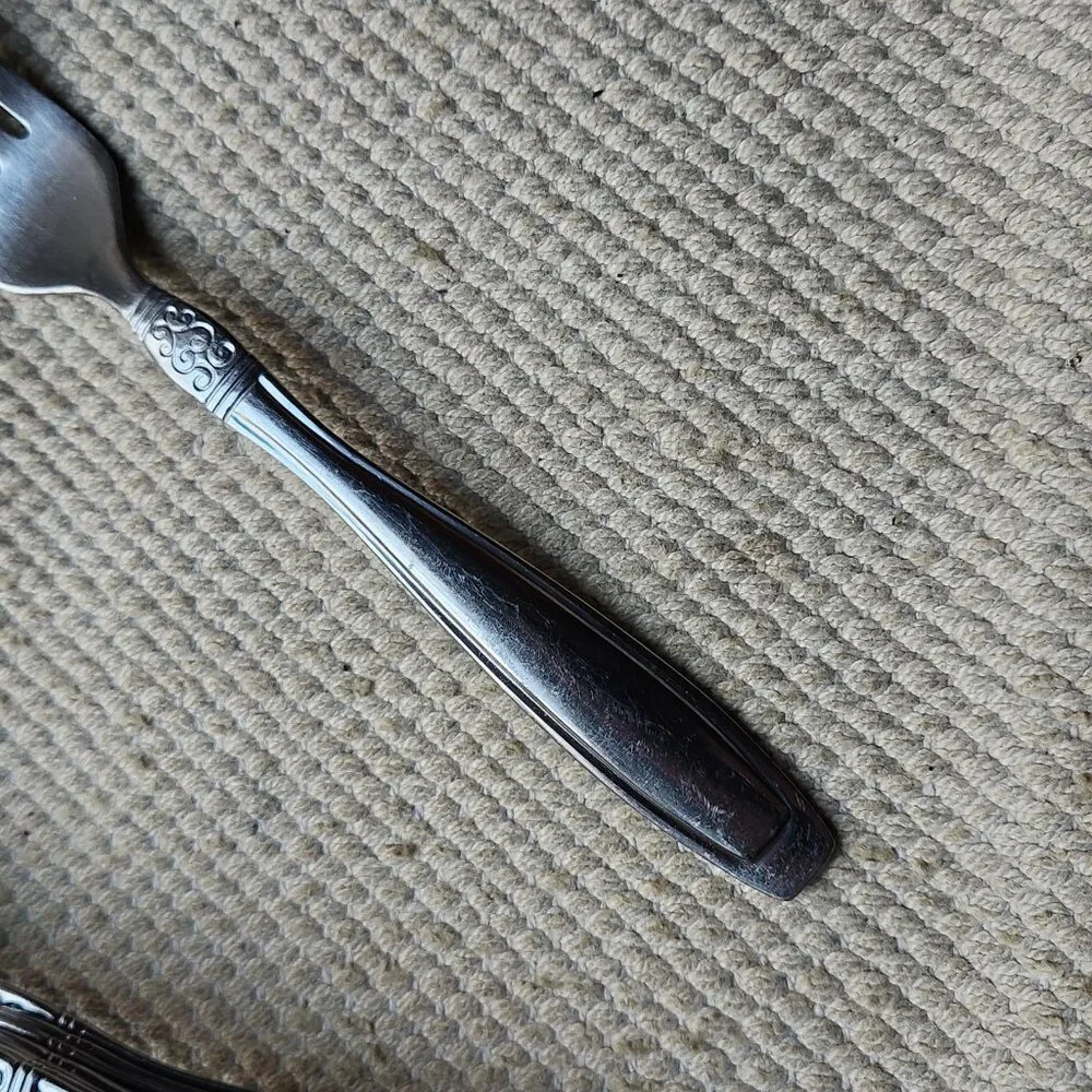 ONEIDA Flatware Vista Pattern 48 Pieces stainless Serves 7 + forks knives spoons